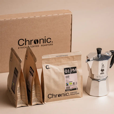 Coffret moka, un coffret, 3 paquets de café Chronic. et une Bialetti