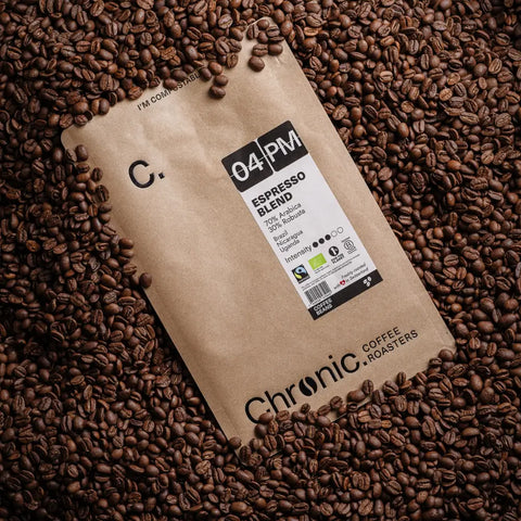 Paquet de café Chronic. 11PM 1kg sur fond de café torréfiés