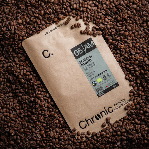Paquet de café Chronic. 05AM 1kg sur fond de café torréfiés