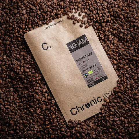 Paquet de café en grains Chronic. 10AM dans des grains de café torréfiés