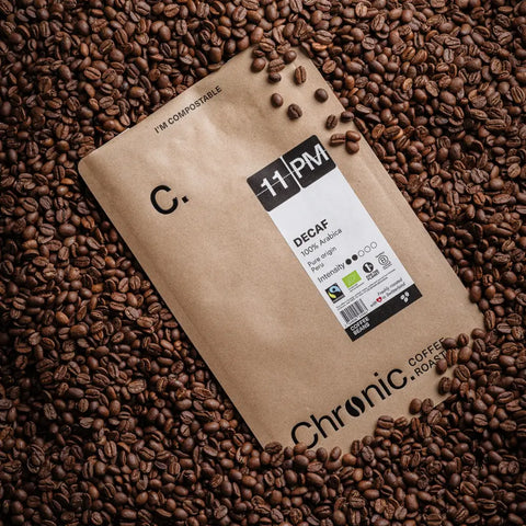 Paquet de café Chronic. 11PM posé dans grains de café torréfié