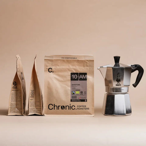 3 paquets de café Chronic. et une cafetière italiienne Bialetti express