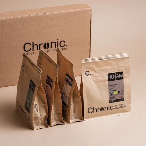 4 paquets de café Chronic et une boite carton derrière