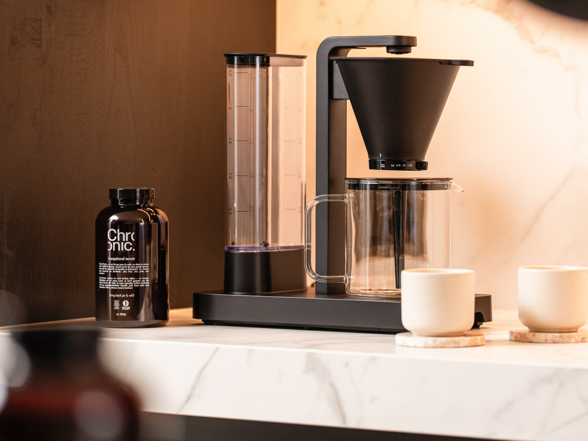 Un paquet de café en grains 06PM de la marque Chronic., avec ses mentions d'origine et de certification biologique — vue 3
